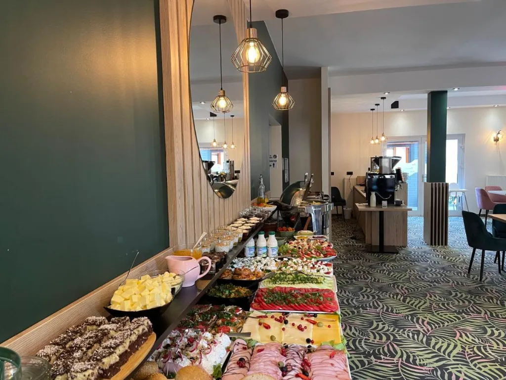 Wczasy w Pobierowie (pokój  1 osobowy bez balkonu, okno dachowe - 3 piętro)